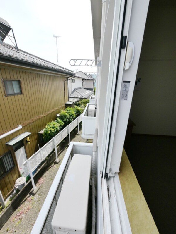 バルコニー(★窓の外に洗濯物を干せます★)