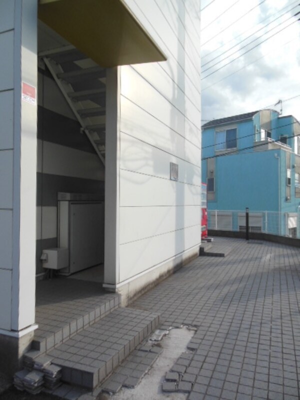 エントランス(★エントランスは駐車場横です★)