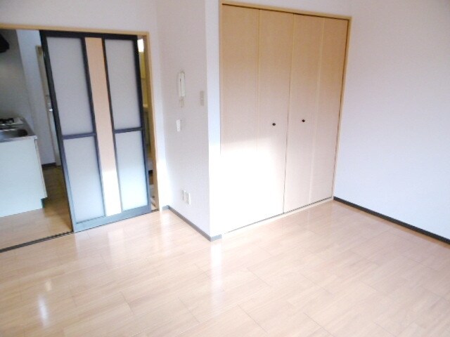 物件内観写真4　(★明るい居室で明るい毎日★)