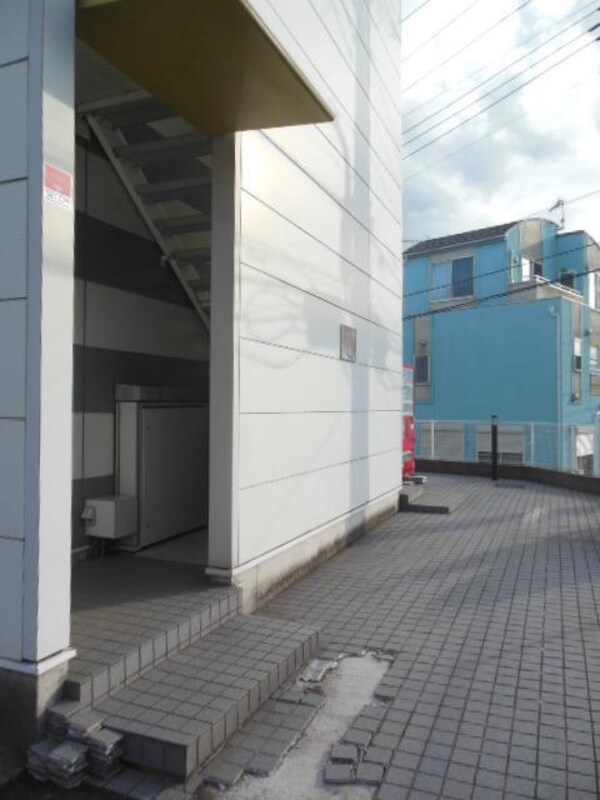 エントランス(★エントランスは駐車場横です★)