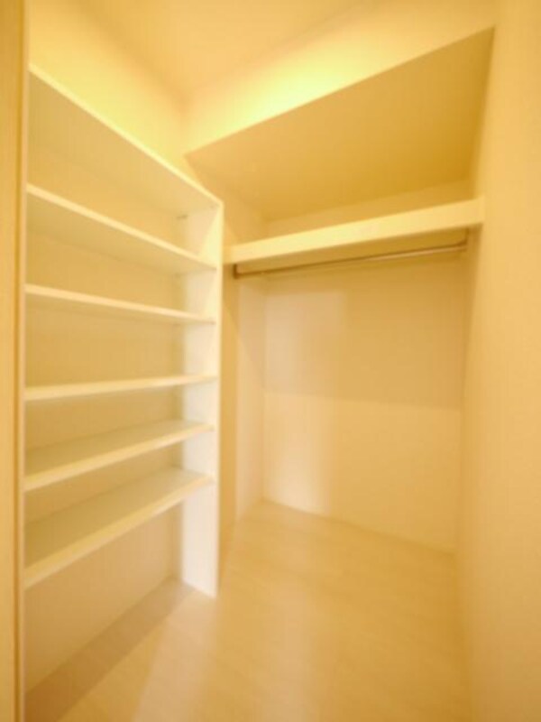 設備(★たくさんの収納が可能なウォークインクローゼットです★)