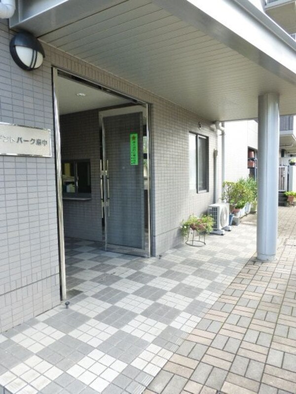 エントランス(奇麗に清掃されています)