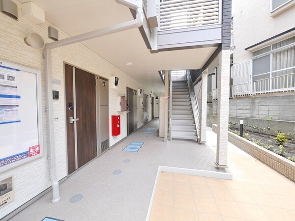 エントランス(★タウンハウジング鷺沼店まで→ＴＥＬ0448706656★)