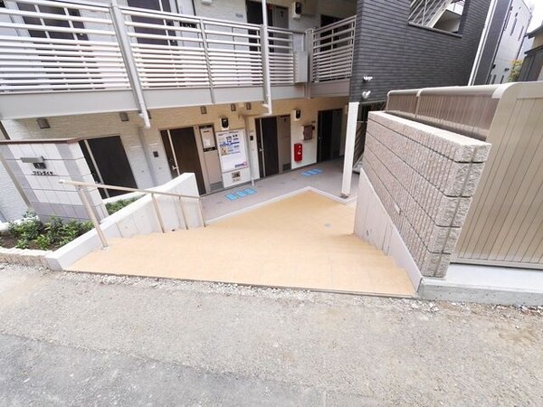 エントランス(★タウンハウジング鷺沼店まで→ＴＥＬ0448706656★)