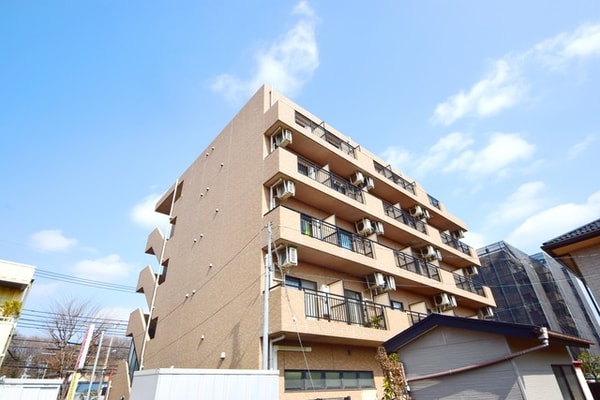 外観(★南東向きで陽当たり良好のマンションです・オートロック完備…)