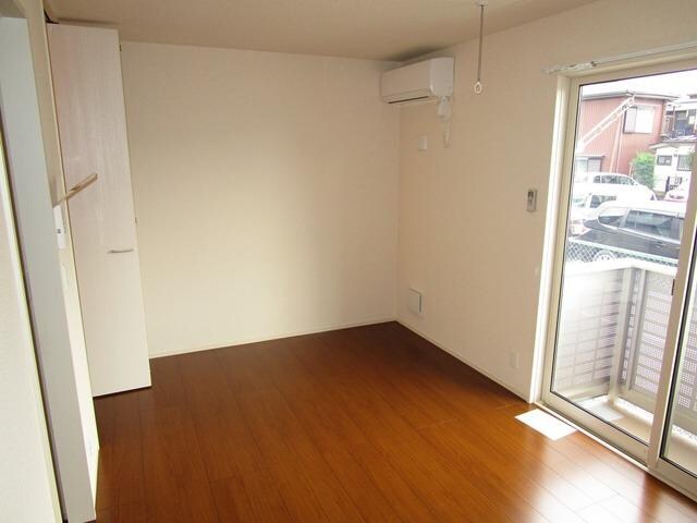 物件内観写真2　(★きれいなフローリングの明るい洋室です★)
