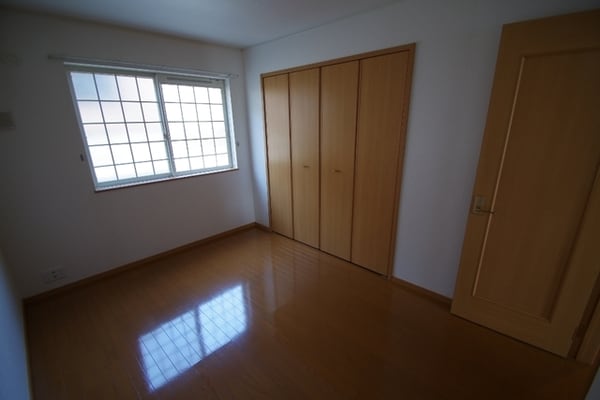 寝室(★広々とした明るい洋室★)