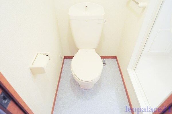 トイレ(同タイプ部屋の写真となり設備等は現況と異なる場合があります。)