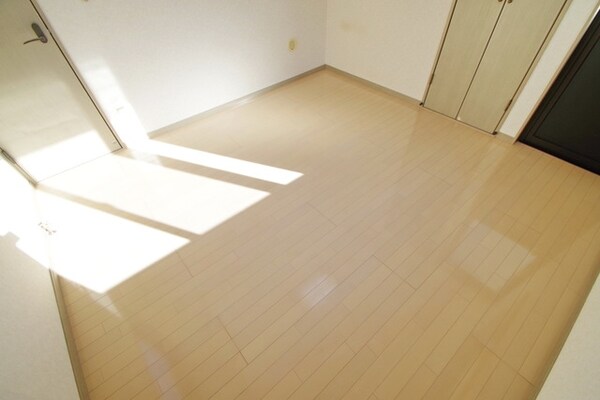 寝室(★お掃除楽なフローリング★)