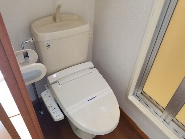 トイレ(同タイプ部屋の写真となり設備等は現況と異なる場合があります)