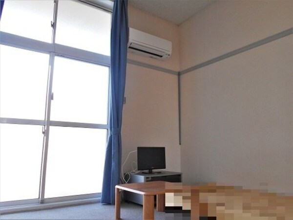 リビング・居室(家具家電の有無は部屋毎に異なります。ベッドはついておりません)
