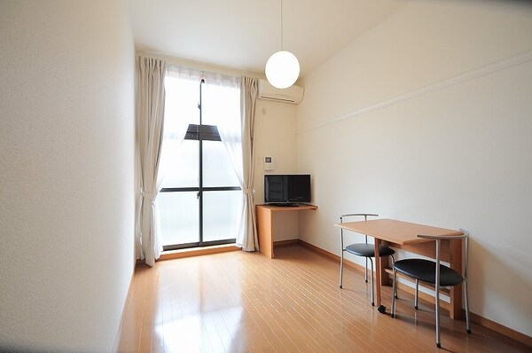 リビング・居室(同タイプ部屋の写真となり設備等は現況と異なる場合があります。)
