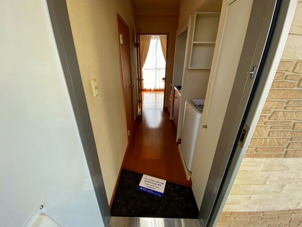 玄関(同タイプ部屋の写真となり設備等は現況と異なる場合があります)