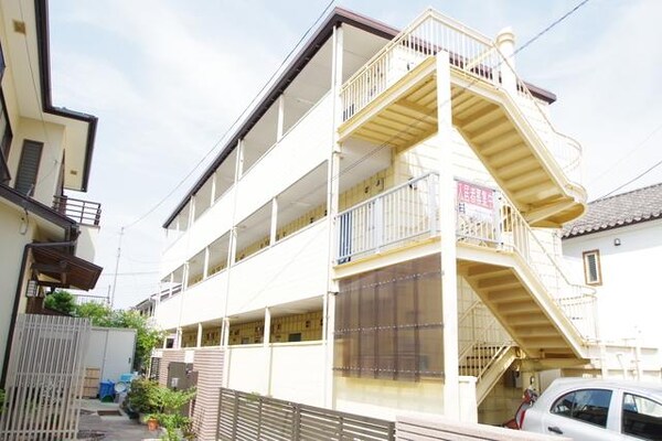 外観(★青空の映える明るい建物★)