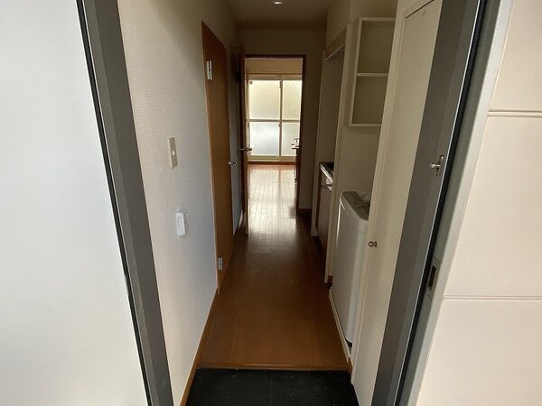玄関(同タイプ部屋の写真となり設備等は現況と異なる場合があります。)