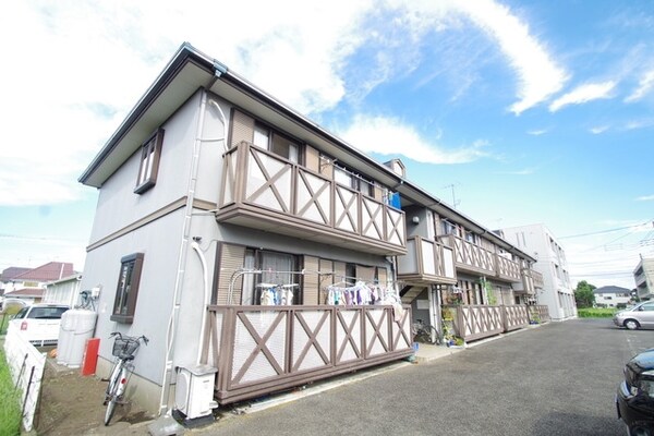 外観(★広い敷地に建てられたアパートです★)