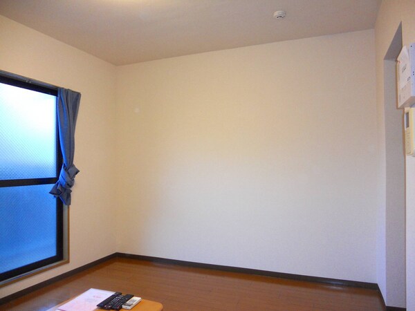 リビング・居室(家具無し部屋はテーブル・カーテンがありません)