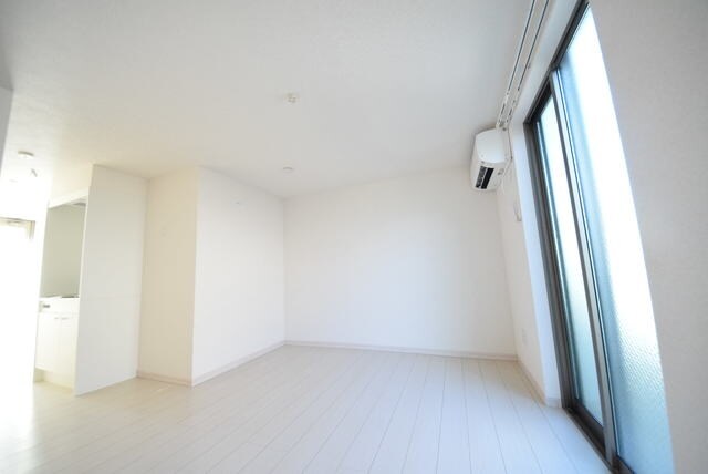 物件内観写真2　(★明るいリビング★)