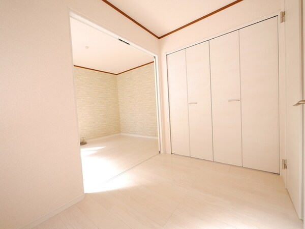 リビング・居室(★扉で仕切れば2部屋としても使えます★)