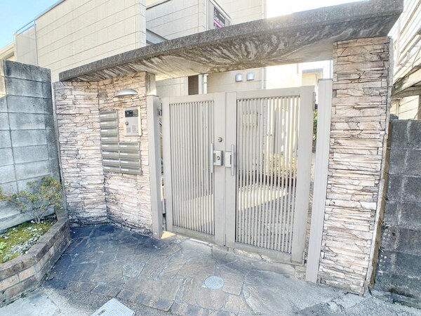 エントランス(★賃貸物件のお問い合わせはタウンハウジング登戸店まで★)