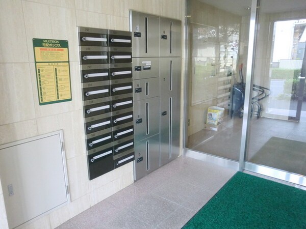 エントランス(★便利な宅配ＢＯＸ付きです★)