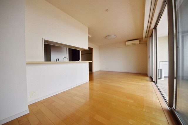 物件内観写真7　(★床暖房付き、13.5帖のリビングです★)