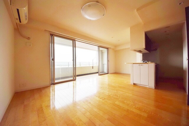 物件内観写真2　(★床暖房付き、13.5帖のリビングです★)