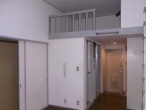 リビング・居室(★ロフト付きで天井の高いお部屋です★)