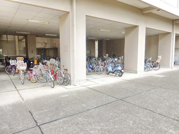 駐車場(★屋根付きの駐輪場です★)