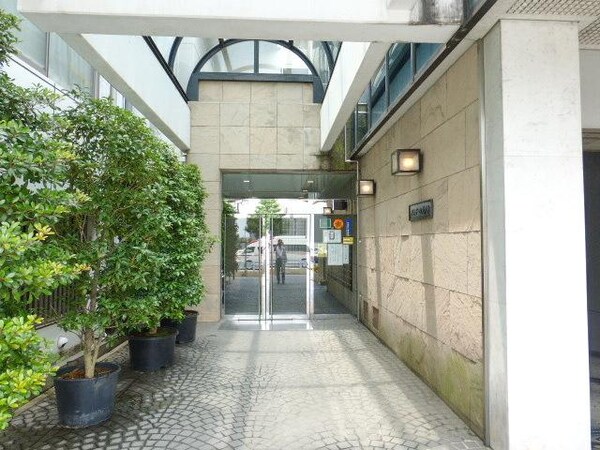 エントランス(★雨の日でも助かる屋根付きエントランスです★)