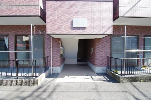 エントランス(共用廊下を挟んで左右に一部屋ずつ)