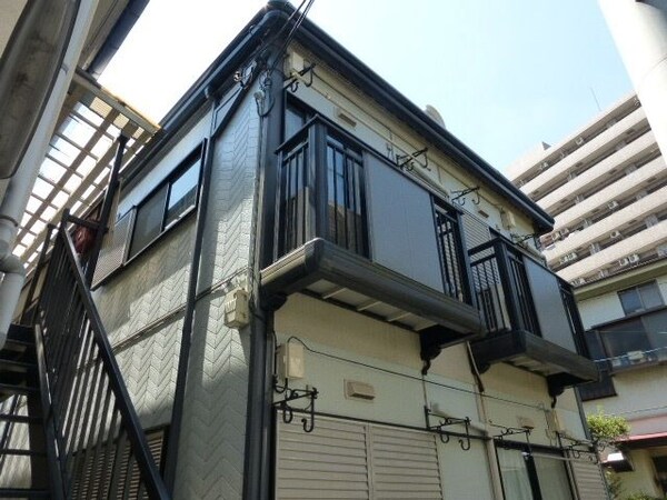 外観(★調布駅徒歩8分・１フロア２世帯の鉄骨造マンションです★)