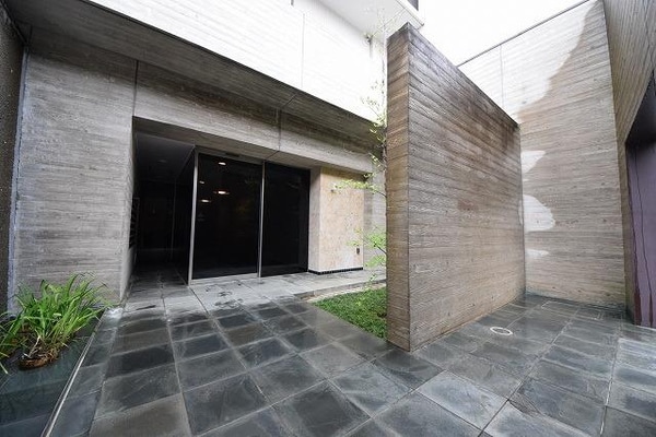 エントランス(建物入口です。植栽もあり、雰囲気がいいですね)