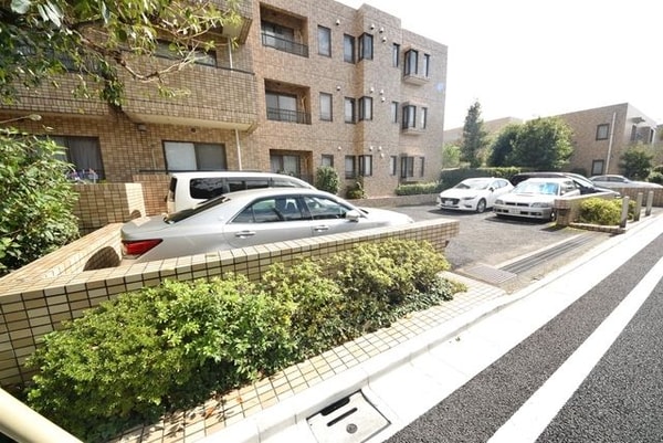 駐車場(★敷地内駐車場のご利用もお気軽にご相談ください★)