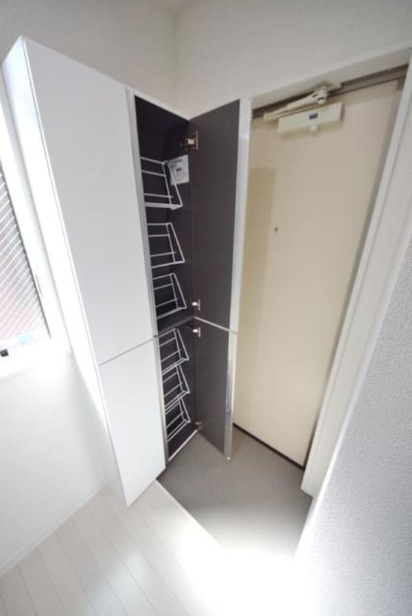 玄関(★シューズボックスも付いていて便利な玄関です★)