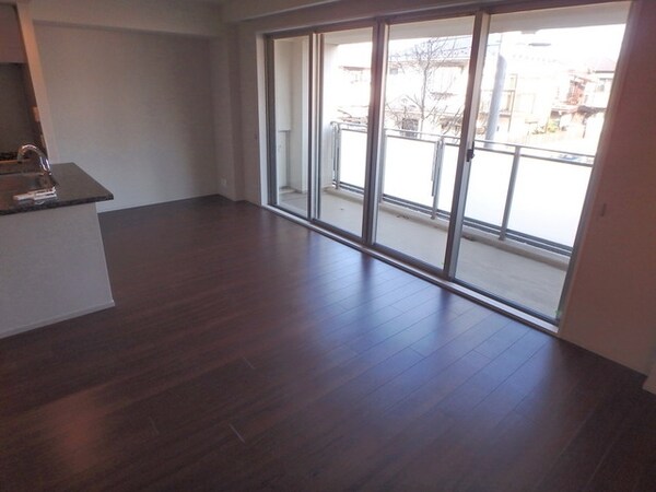 その他室内・内装(★窓が大きく日当たり良好のリビングです★)