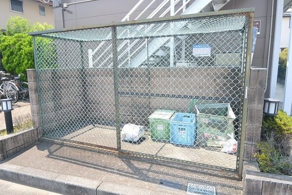 共有部分(★敷地内ゴミ置き場は網でしっかり囲まれております★)