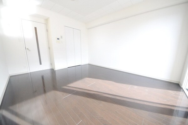 リビング・居室(★開放的な洋室１０帖です★)