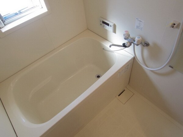 バス／シャワールーム等(★窓付きで明るいお風呂です★)