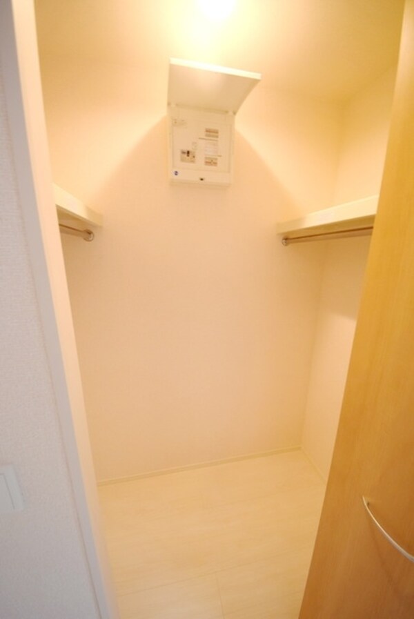 収納(★クローゼット内に電気があります★)