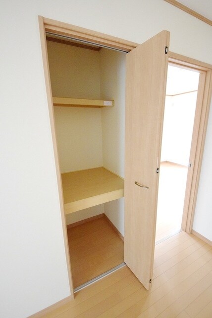 物件内観写真14　(★リビングにも収納があります★)