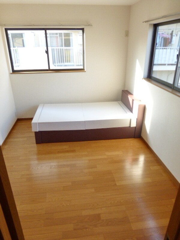 その他室内・内装(北側の洋室です。２面採光で明るいですね)