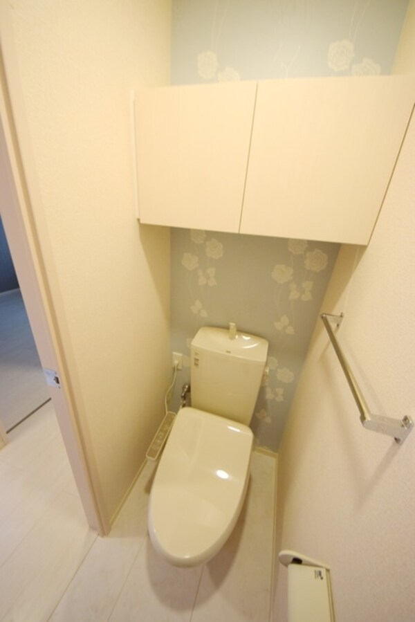 トイレ(★シャワートイレと収納棚も完備ですよ★)