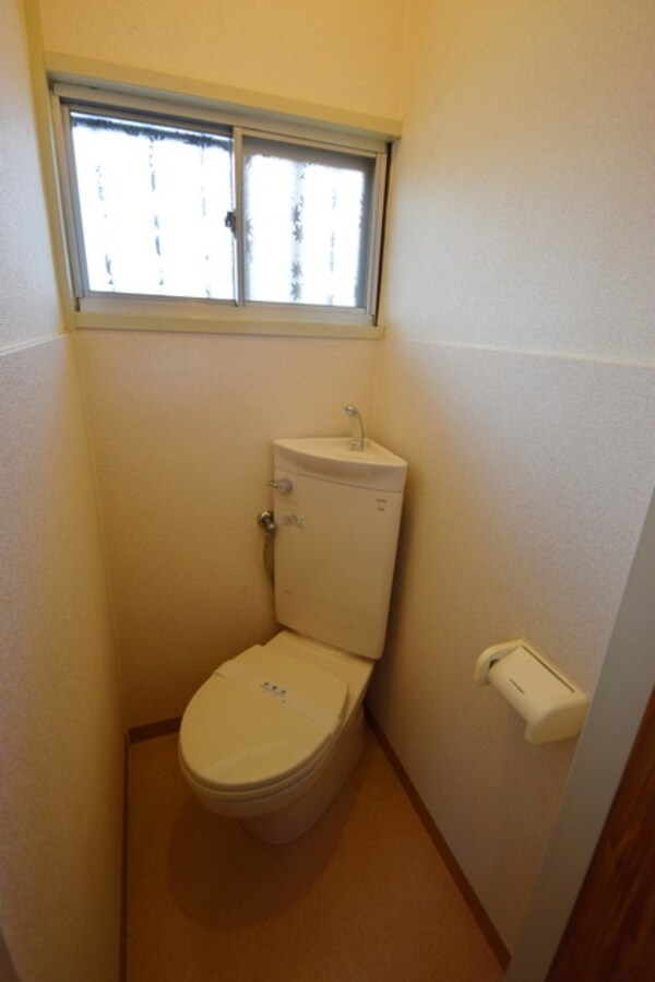 トイレ(★トイレにも窓があります★)
