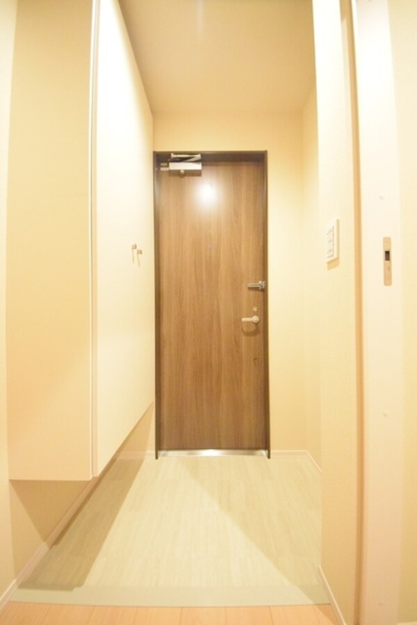 玄関(別のお部屋の参考写真です。)