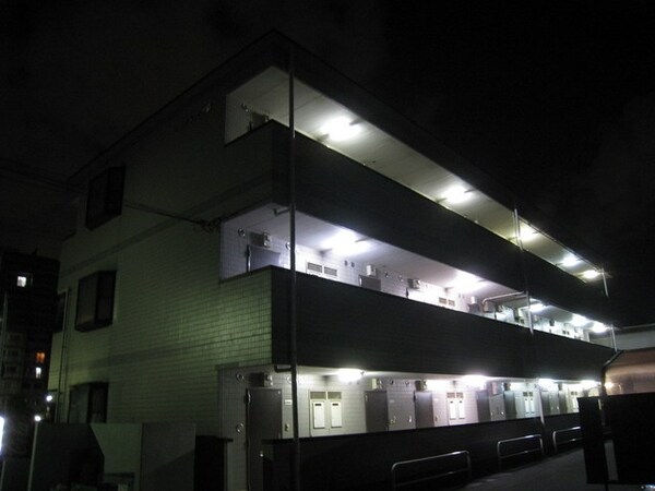 外観(★夜も建物が明るく安心です★)