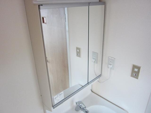 物件内観写真2　(♪きれいな独立洗面台♪)