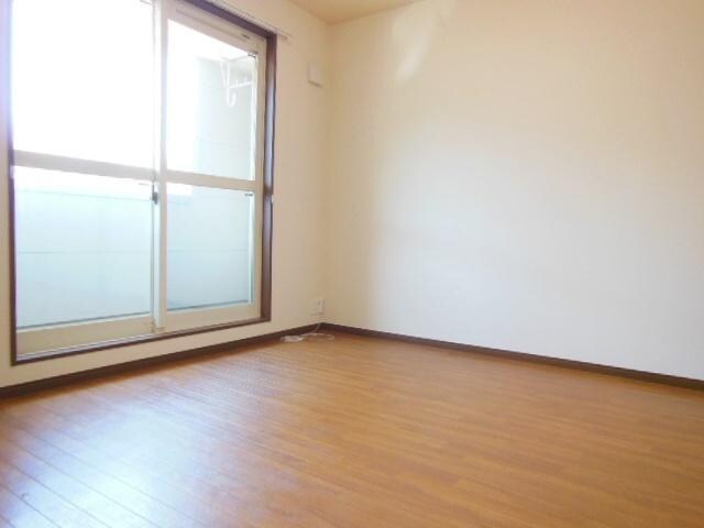 物件内観写真2　(☆ゆったり居室スペース☆)