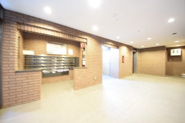 ロビー(♪住人同士のこんにちは～が毎日響いてイイですよね♪)