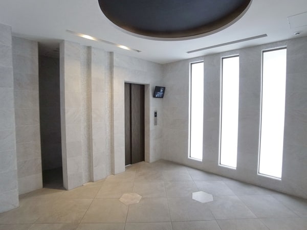 エントランス(♪エレベーターホールが広々お出迎え♪)